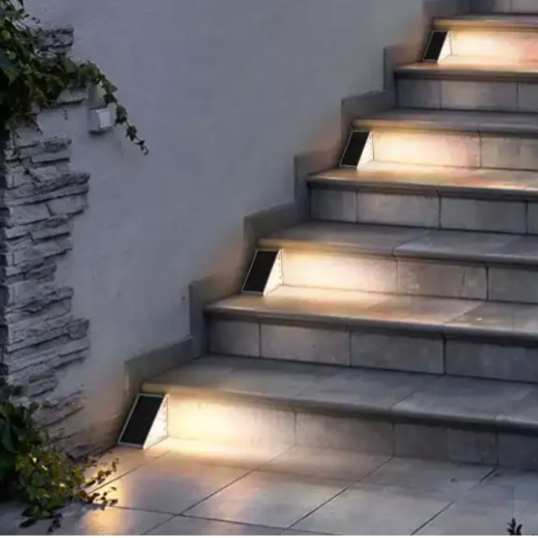 Solcelledrevet LED-trinlampe med bevægelsessensor