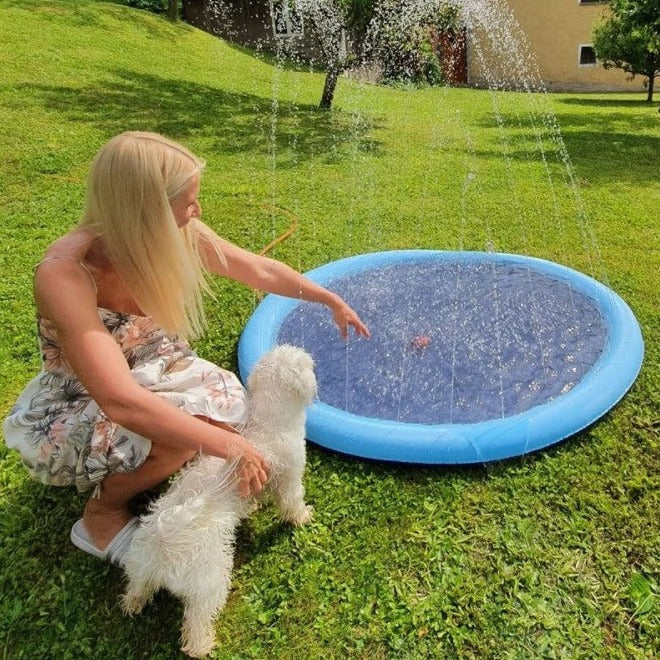 Vandsprinklermåtte til hunde med slangetilslutning