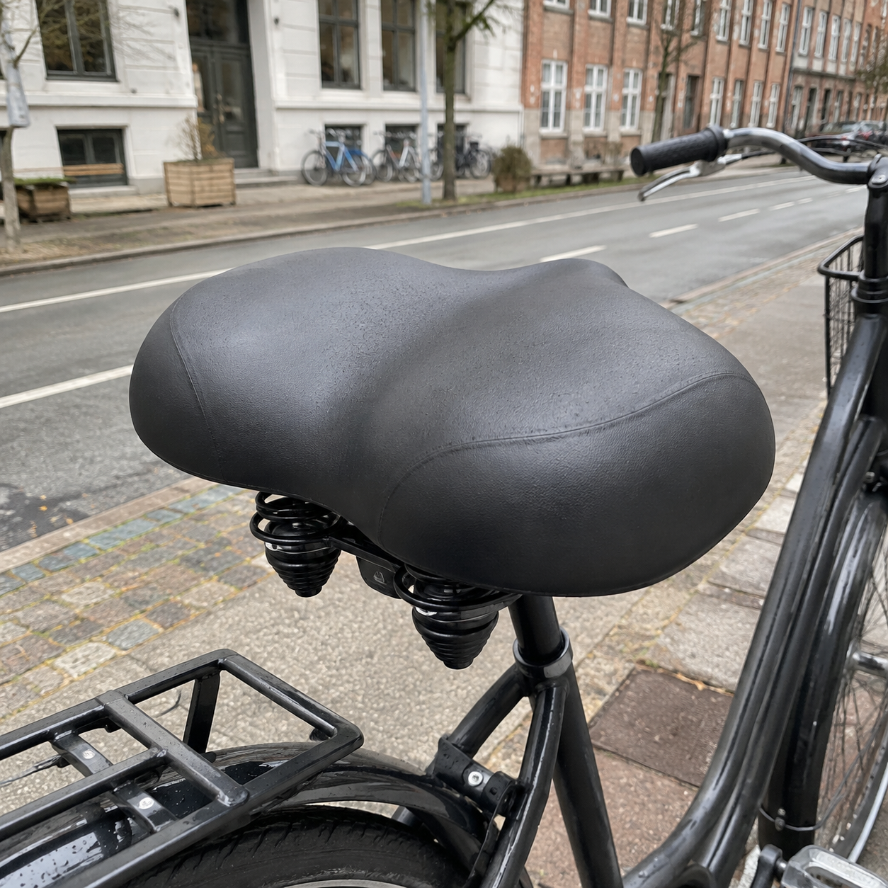 Ekstra bred næsefri cykelsadel med dobbelte fjedre og lysvalg