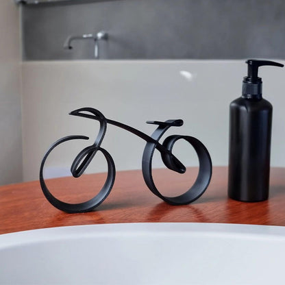Minimalistisk cykelskulptur i metal med mat trådlook