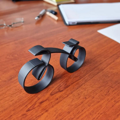 Minimalistisk cykelskulptur i metal med mat trådlook