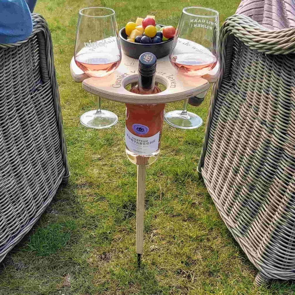 Sammenklappeligt picnicbord i træ med vinholder