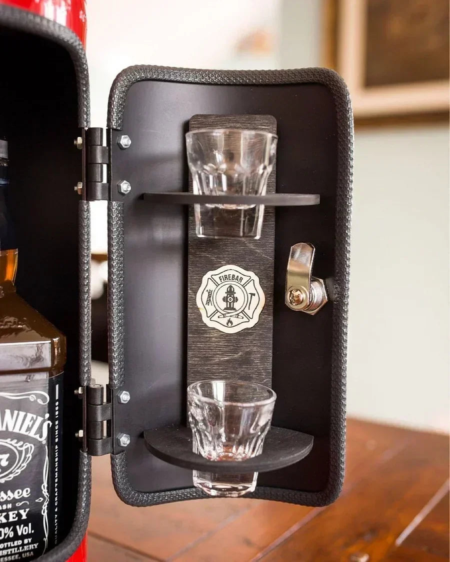 Aflåselig minibar i brandslukkerdesign