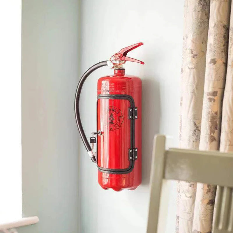 Dekorativ flaskeholder i brandslukkerdesign