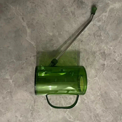 Vandkande med lang metaltud og målemarkeringer