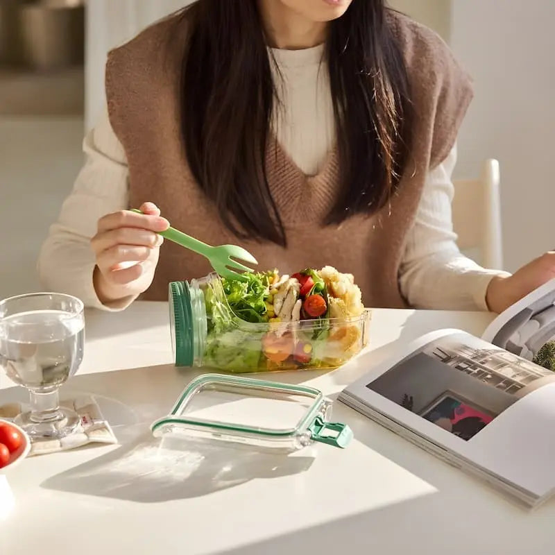 Salatbeholder i glas med sideåbning og tæt skruelåg