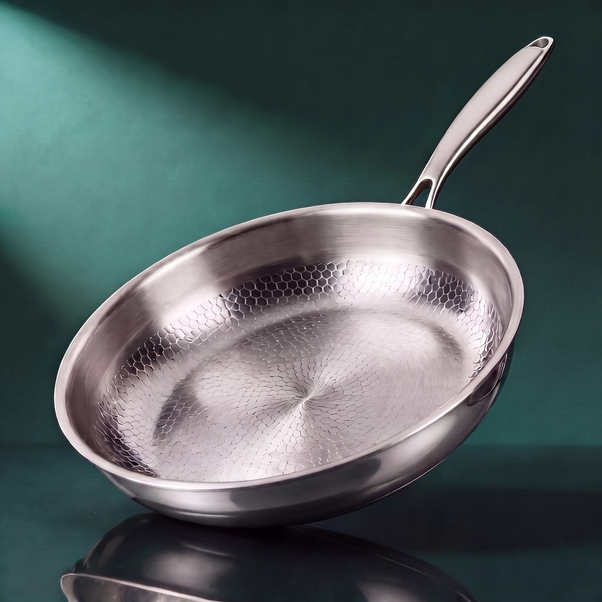 Håndhamret stegepande i titanium – 28 cm