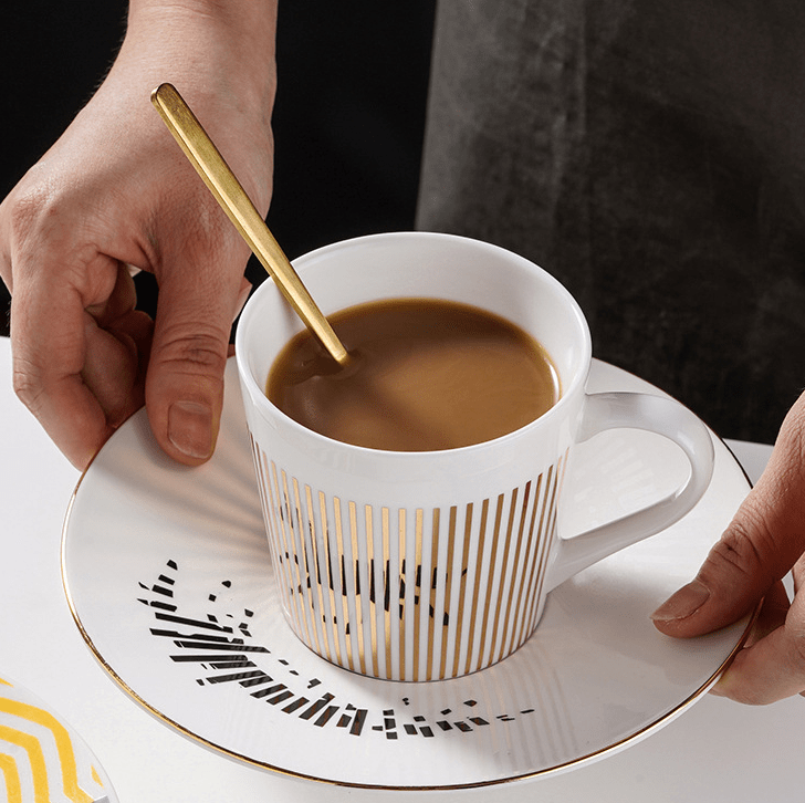 Porcelænsunderkop med guldstriber til kaffekop