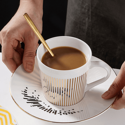Porcelænsunderkop med guldstriber til kaffekop