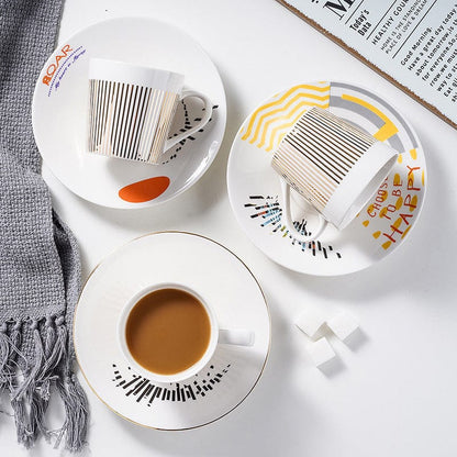 Porcelænsunderkop med guldstriber til kaffekop