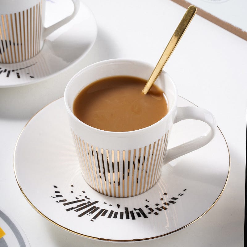 Porcelænsunderkop med guldstriber til kaffekop
