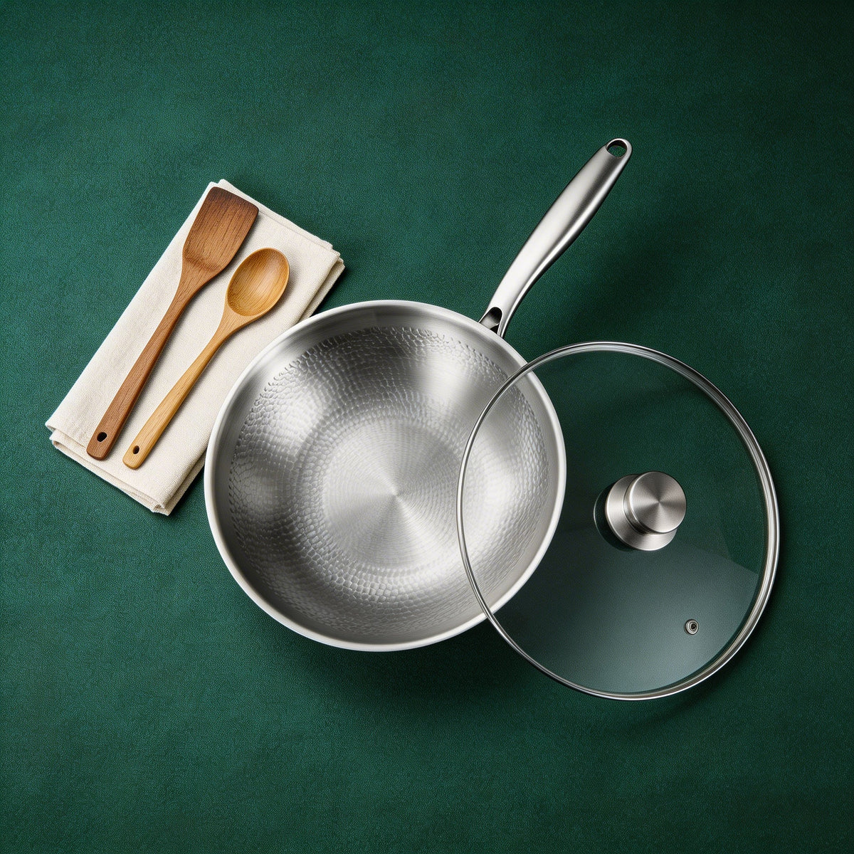 Håndhamret wok i titanium – 30 cm