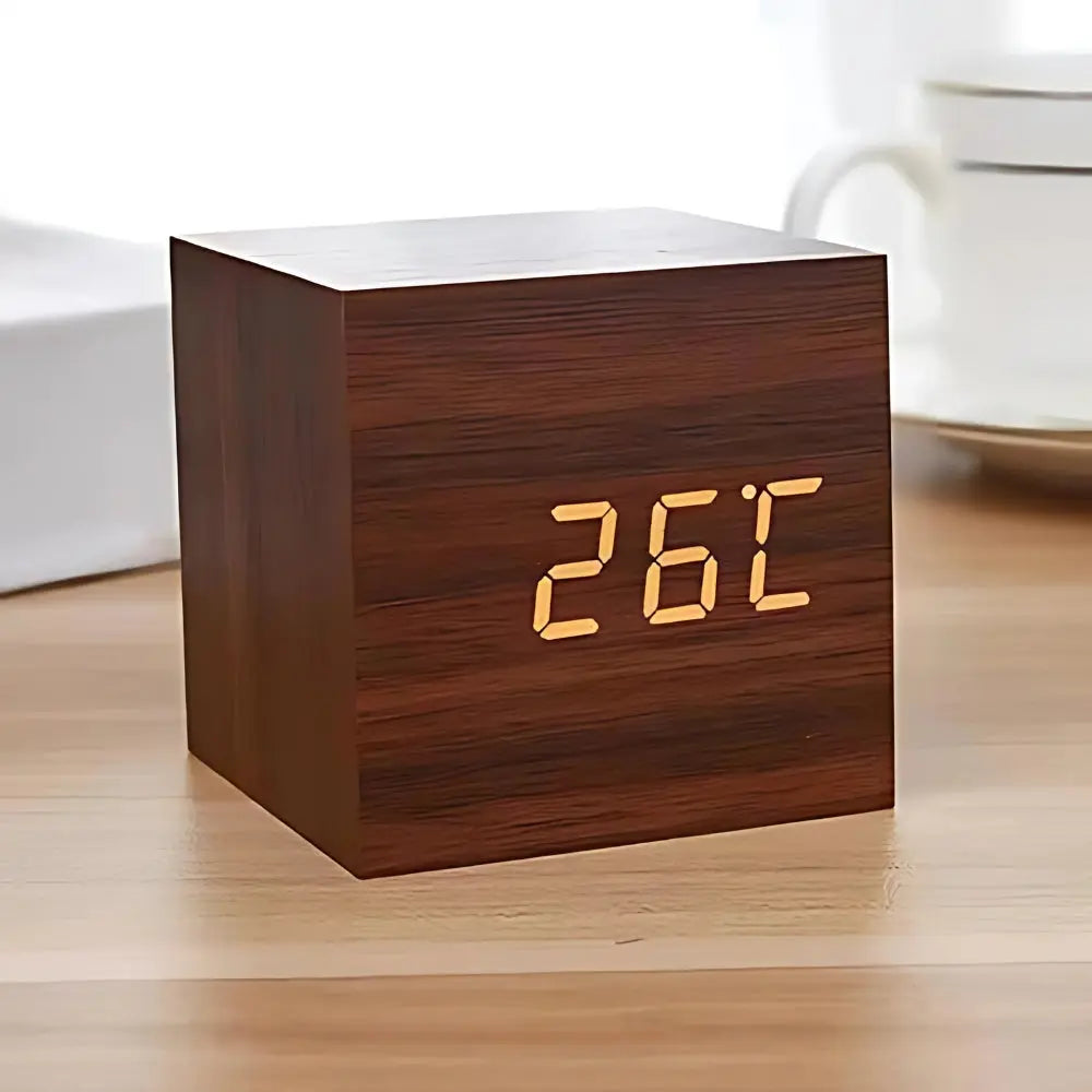 Digitalt LED-vækkeur med temperaturvisning og trælook