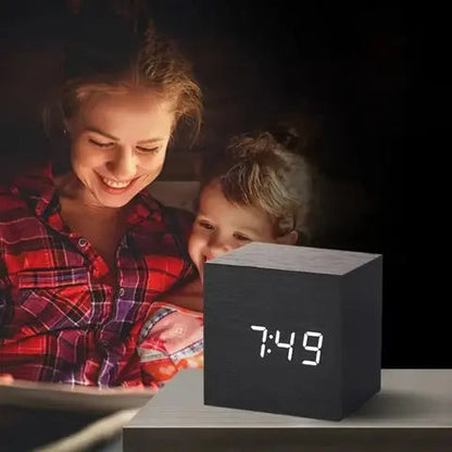 Digitalt LED-vækkeur med temperaturvisning og trælook