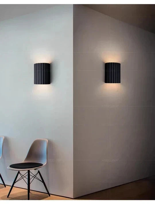 Væglampe med rillet design og varmt stemningslys