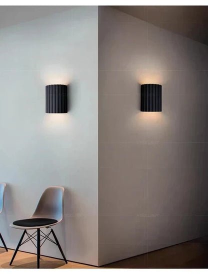 Væglampe med rillet design og varmt stemningslys