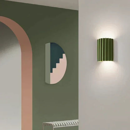 Væglampe med rillet design og varmt stemningslys