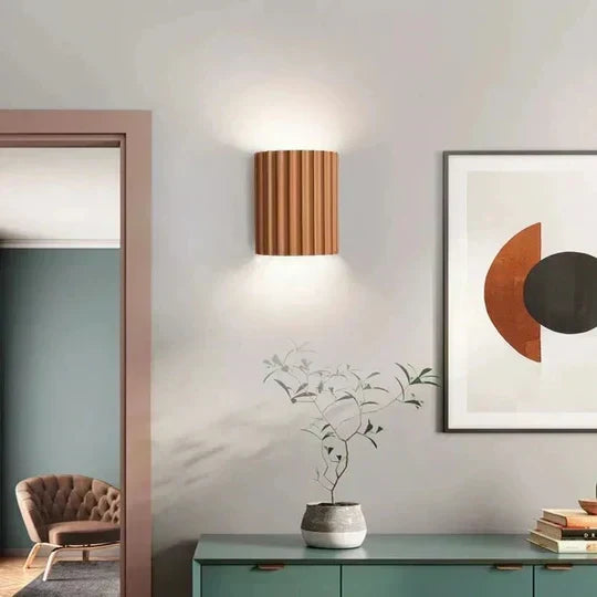 Væglampe med rillet design og varmt stemningslys