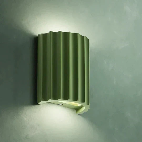 Væglampe med rillet design og varmt stemningslys