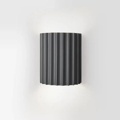 Væglampe med rillet design og varmt stemningslys