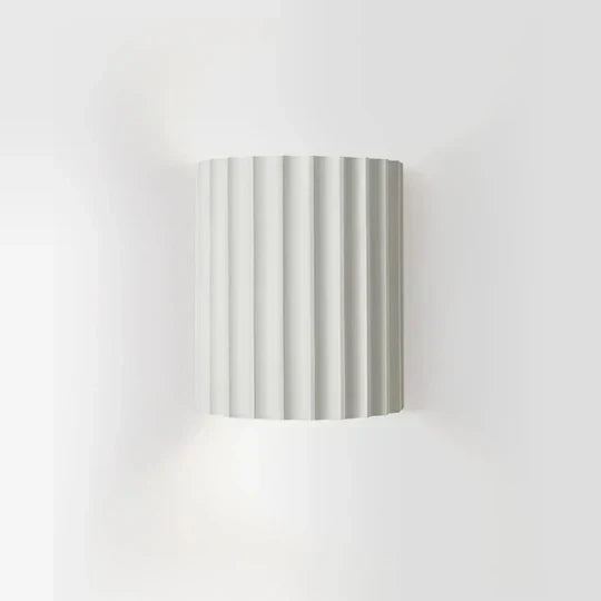Væglampe med rillet design og varmt stemningslys