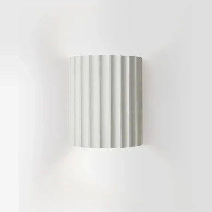 Væglampe med rillet design og varmt stemningslys