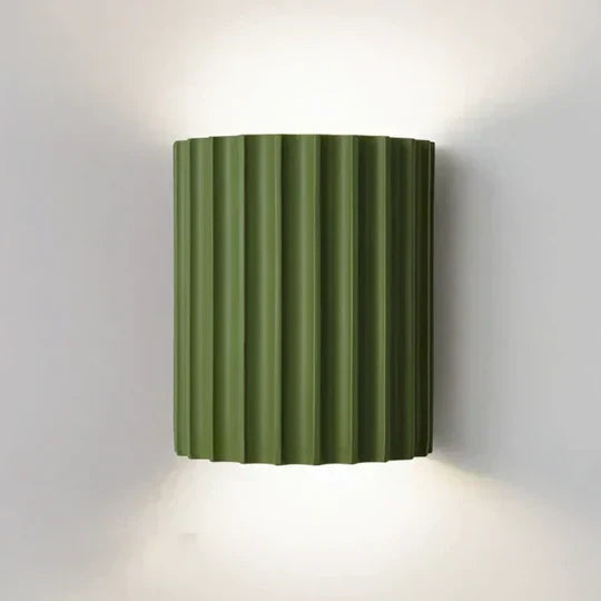 Væglampe med rillet design og varmt stemningslys