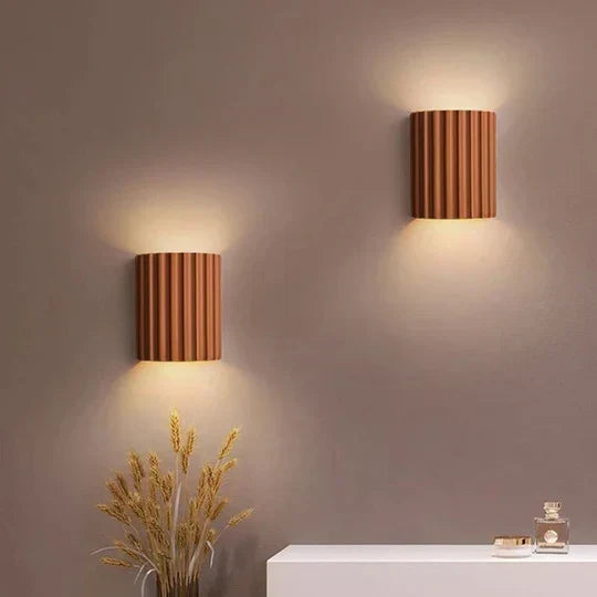 Væglampe med rillet design og varmt stemningslys