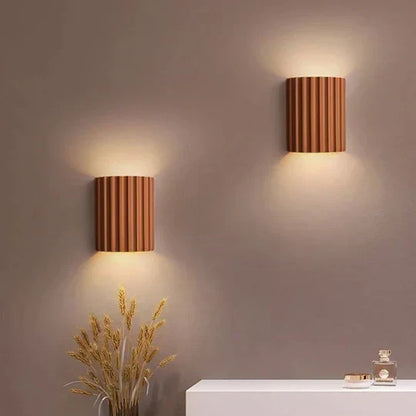 Væglampe med rillet design og varmt stemningslys