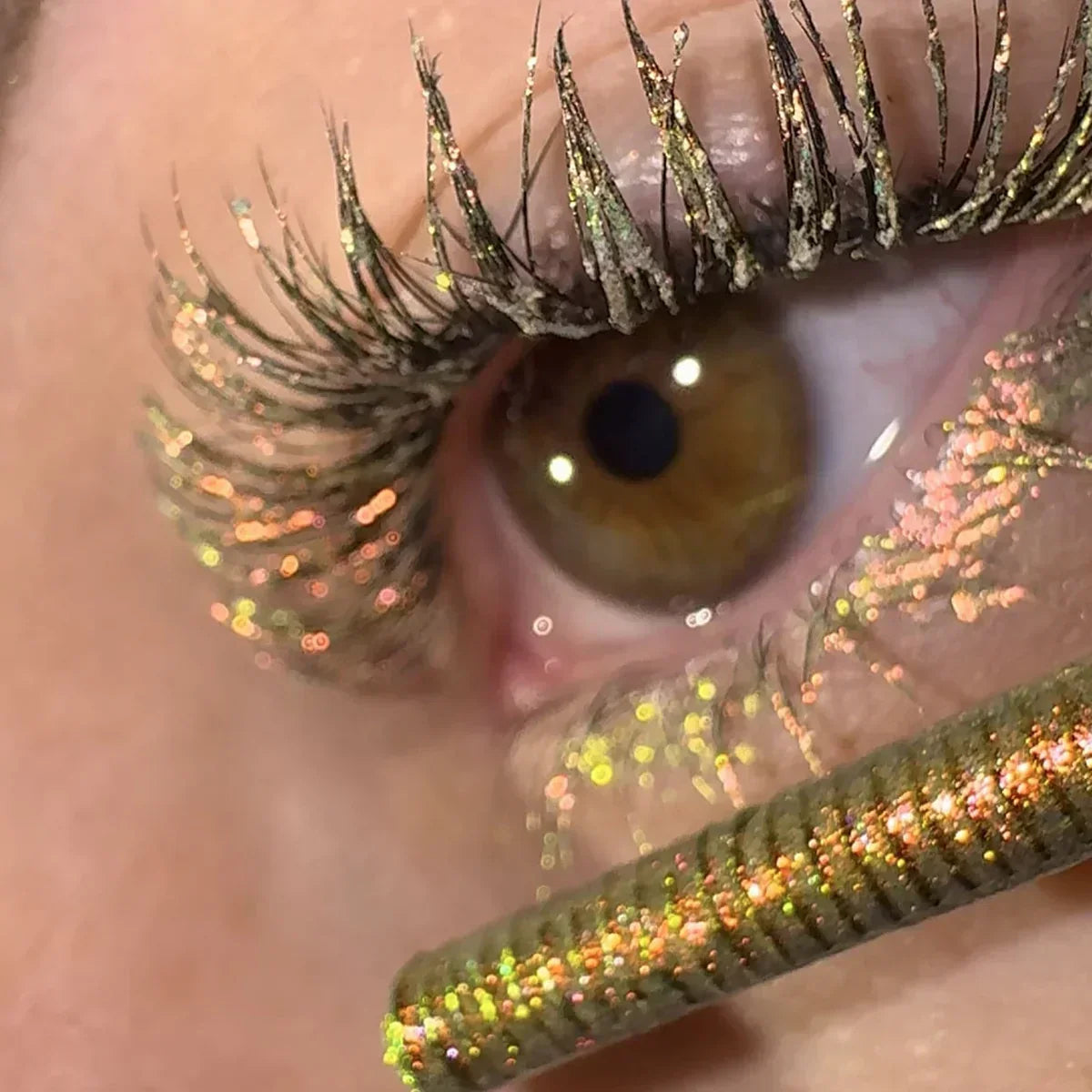Vandfast multikrom mascaraoverlak med farveskiftende skær