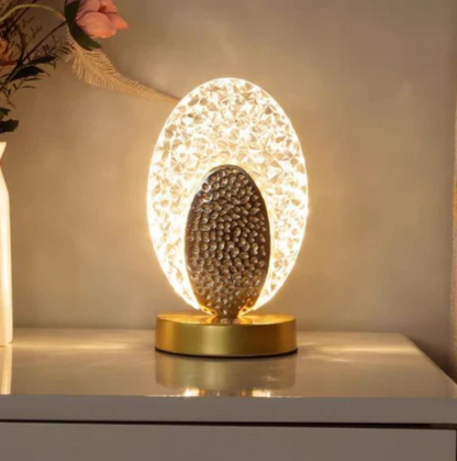 Dekorativ bordlampe med formstøbt fod