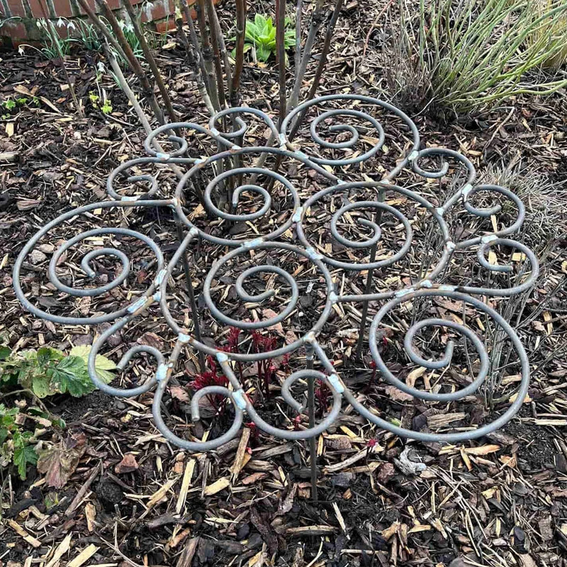 Håndlavet plantestøtte i metal med spiraldesign