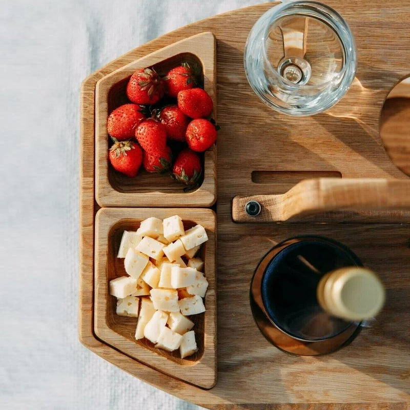 Bærbart picnicbord med plads til flaske, 2 glas og snacks