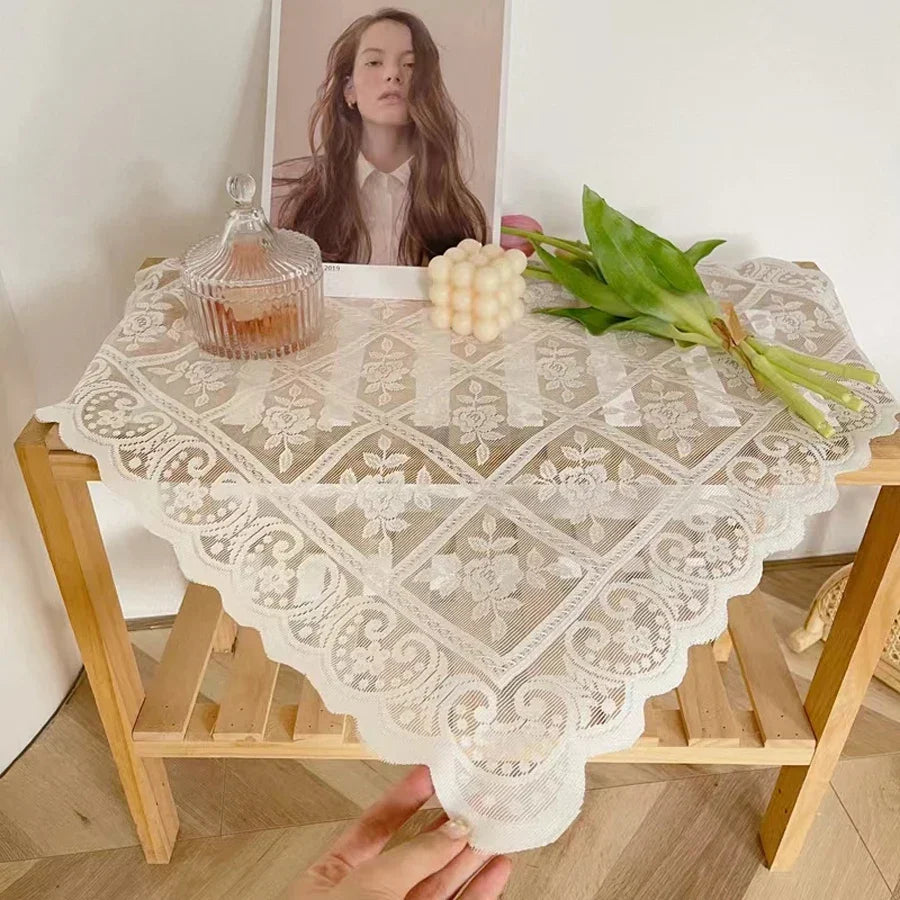 Broderet blondedug i polyester med blomstermønster