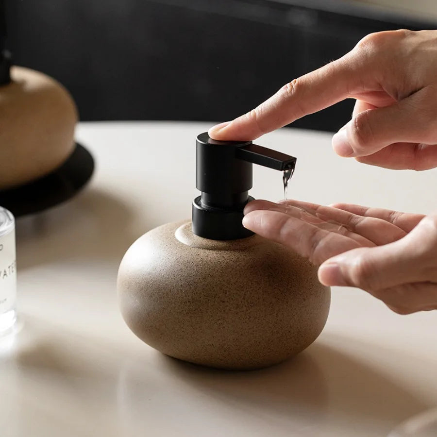Genopfyldelig sæbedispenser i keramik – 11,5 × 12 cm