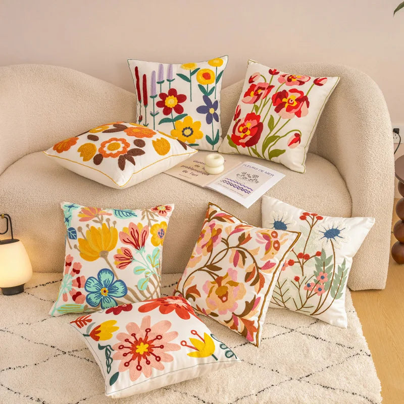 Pudebetræk i bomuldskanvas med broderede blomster – 45 × 45 cm