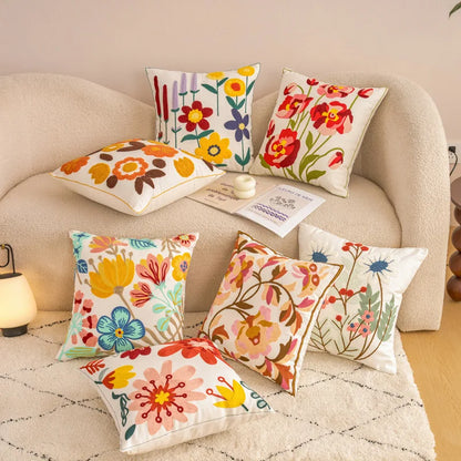 Pudebetræk i bomuldskanvas med broderede blomster – 45 × 45 cm