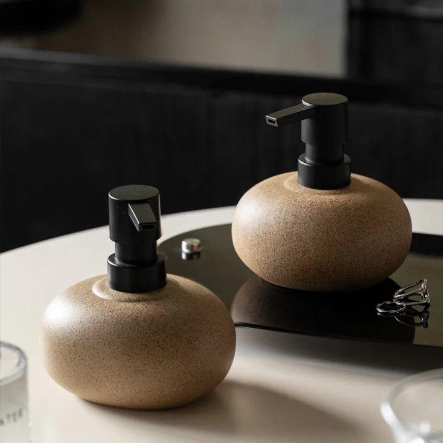 Genopfyldelig sæbedispenser i keramik – 11,5 × 12 cm
