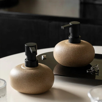 Genopfyldelig sæbedispenser i keramik – 11,5 × 12 cm