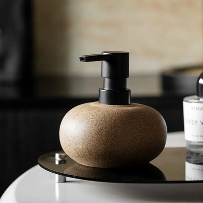 Genopfyldelig sæbedispenser i keramik – 11,5 × 12 cm