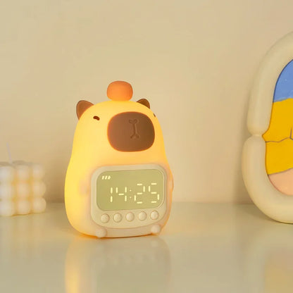 Genopladelig LED-natlampe med kapivarmotiv og vækkeur