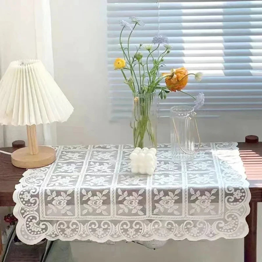 Broderet blondedug i polyester med blomstermønster