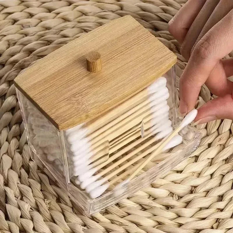 Vatpindebeholder i klar plast med bambuslåg – 9 × 7,2 × 9 cm
