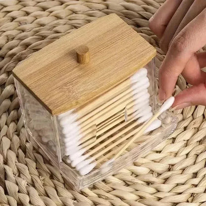 Vatpindebeholder i klar plast med bambuslåg – 9 × 7,2 × 9 cm