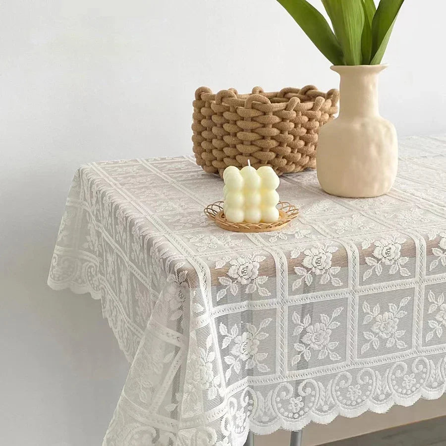 Broderet blondedug i polyester med blomstermønster