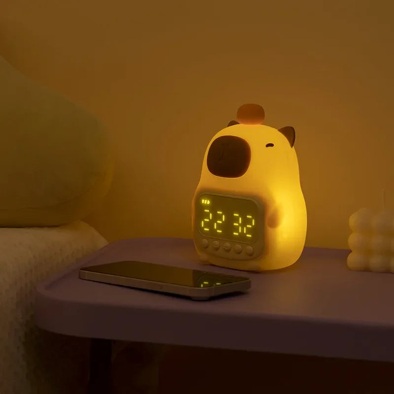 Genopladelig LED-natlampe med kapivarmotiv og vækkeur