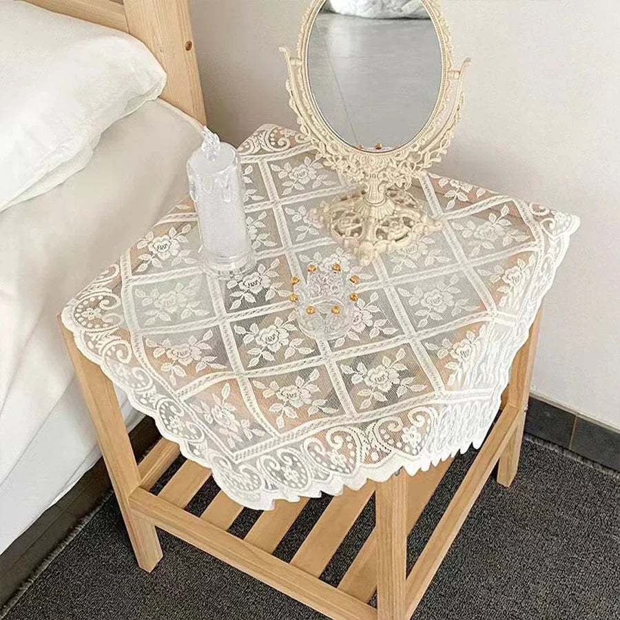 Broderet blondedug i polyester med blomstermønster