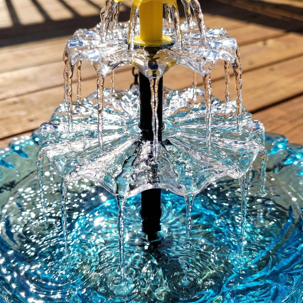 Hængende fuglebad i glas med todelt solcellefontæne