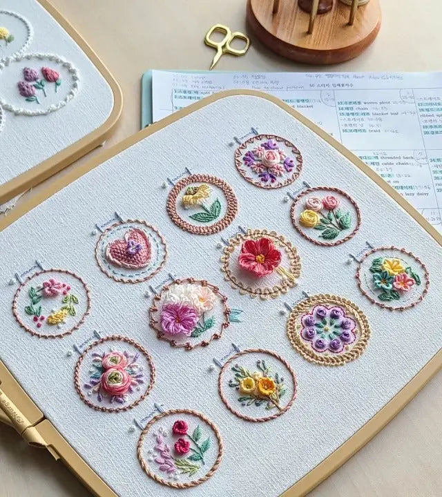 Broderisæt med 12 blomsterdesign