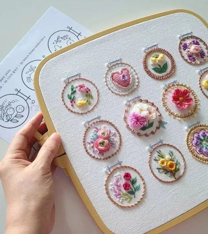 Broderisæt med 12 blomsterdesign